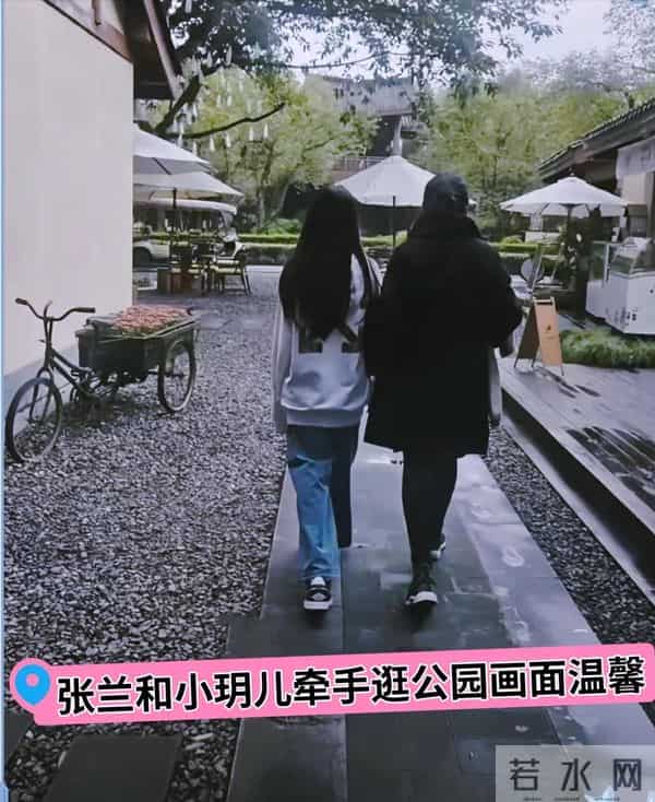 大S女儿暴风抽高，身高和奶奶齐平了！张兰搂着小玥儿散步好温馨