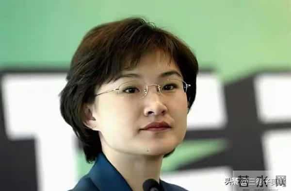 原来他们是夫妻,两位央视主持人低调多年,如今一家三口很幸福