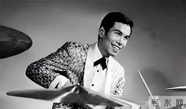 香港著名男星再婚娶小19岁妻子，猝死在拍戏现场，曾被绑架勒索