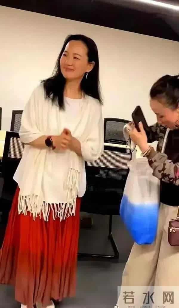 55岁咏梅首谈更年期,她素颜上台、直面皱纹,老了却依然优雅美丽