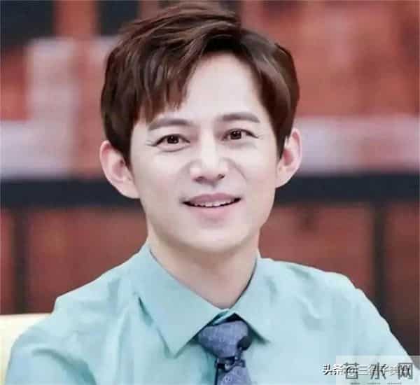 主持人何炅澄清衰老焦虑：我眼神好得很！