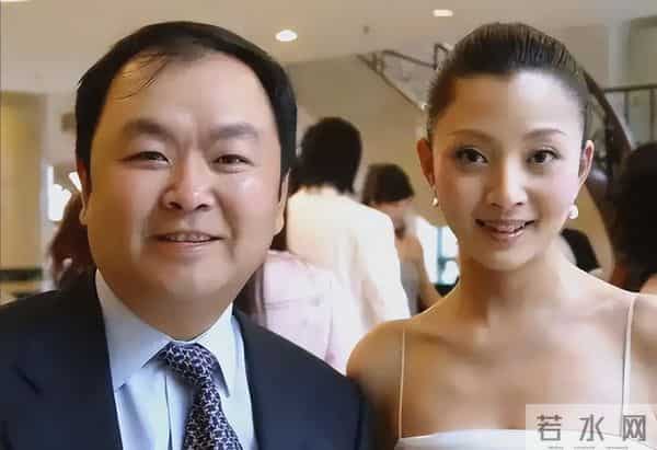 她是演员中的女富豪，豪车多的开不过来，如今45岁却活得像20岁