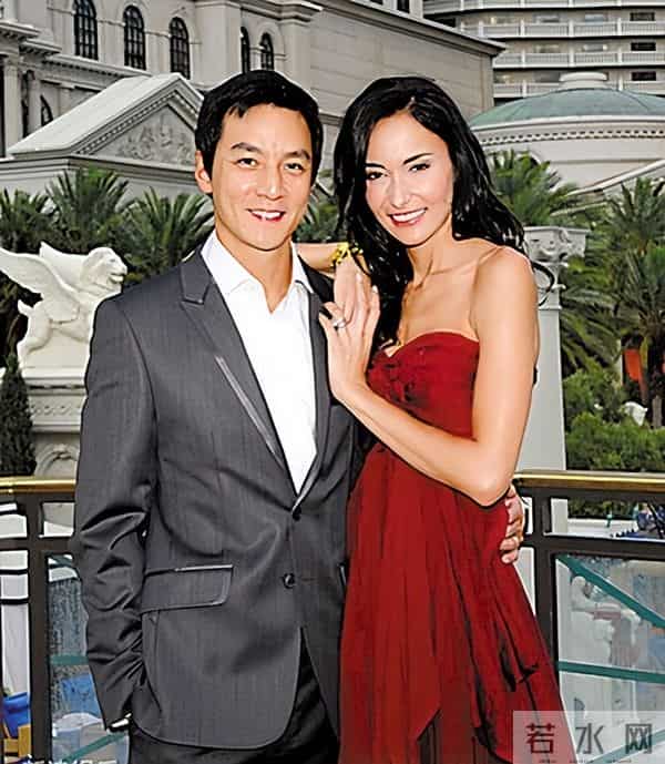 吴彦祖晒47岁老婆素颜合照，惊呆网友！男方曾称近10年没夫妻同房