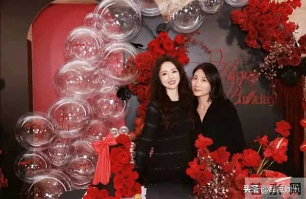 46岁董璇生日照孕味浓!捧蛋糕肚子鼓似四月,是有喜了?