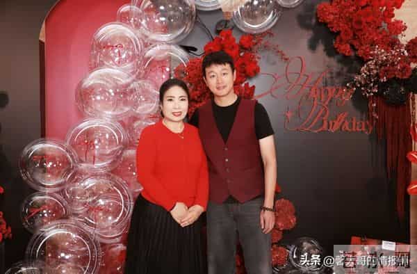 关悦晒董璇庆生照!张维伊比佟大为高不少 小酒窝和佟家小子太般配