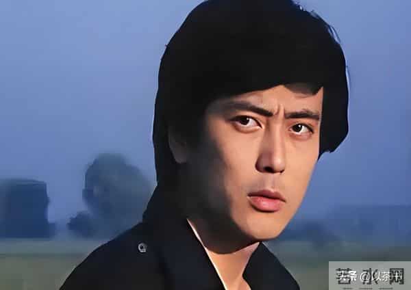 他曾是北影厂第一美男，退居幕后20年担任制片人，如今老的不敢认