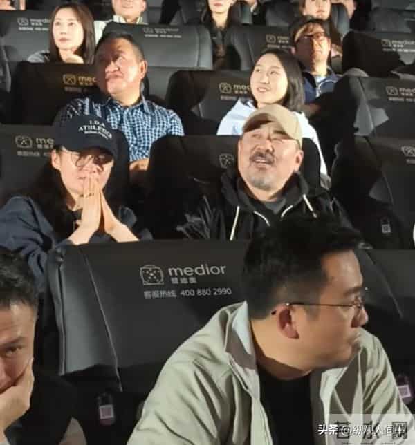 蒋勤勤素颜出席活动，双手捂脸哭红眼眶，陈建斌没安慰转头大笑