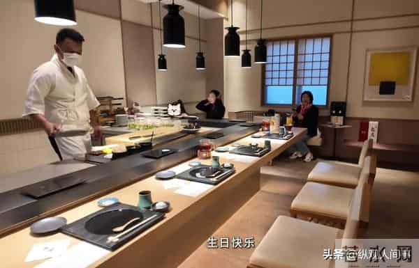陈赫为9岁女儿庆生,到私密饭店吃万元日料,和张子萱亲热不避人