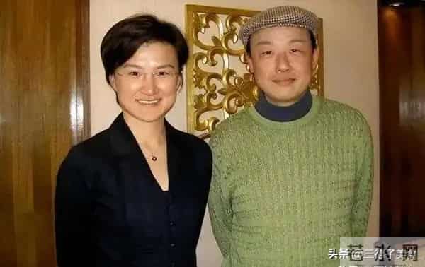 原来他们是夫妻,两位央视主持人低调多年,如今一家三口很幸福