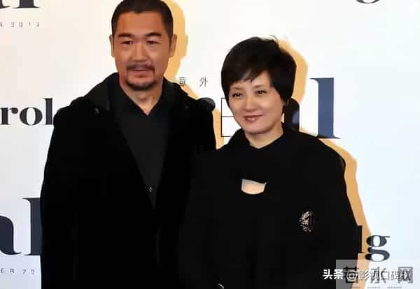 70岁张国立携妻子与友人聚餐,头顶白发老态明显,邓婕气质优雅