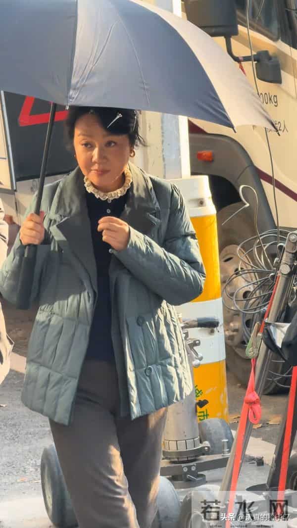 网友沈阳街头偶遇闫妮,穿搭接地气互动亲切无架子,也太亲切了吧