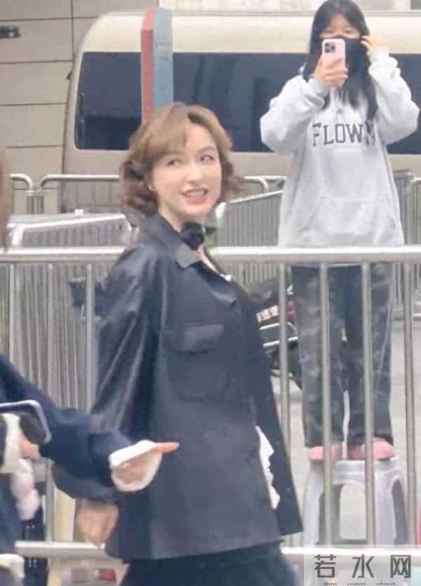 吴昕在长沙被偶遇,她真的好瘦啊,脸圆圆的,身材真好,看着好美