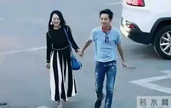 51岁的何炅，牵手54岁的杨钰莹，年过半百的俩人，画面温馨！