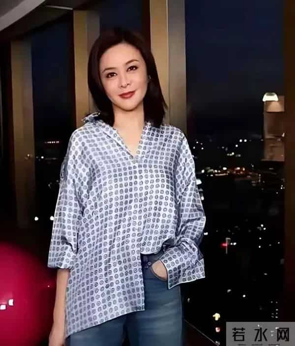 62岁关之琳与小鲜肉依偎在一起,女神容光焕发一脸娇媚