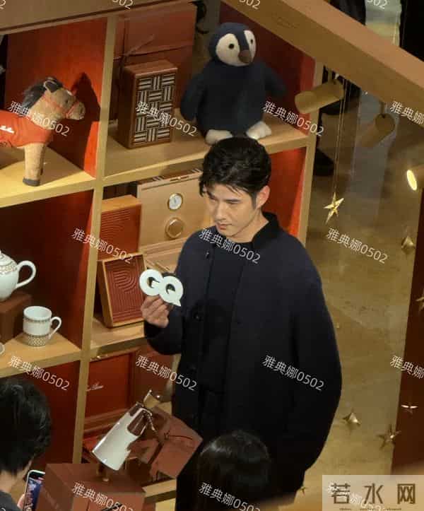 阿sa蔡卓妍本人没有网上夸的那么年轻,脸有点肿整感明显不够自然