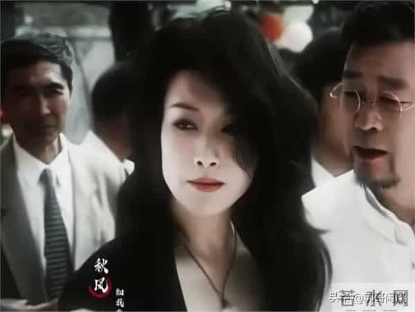 王静真是高大丰满的霸气御姐，独有的气质，丰韵犹存又明艳大气