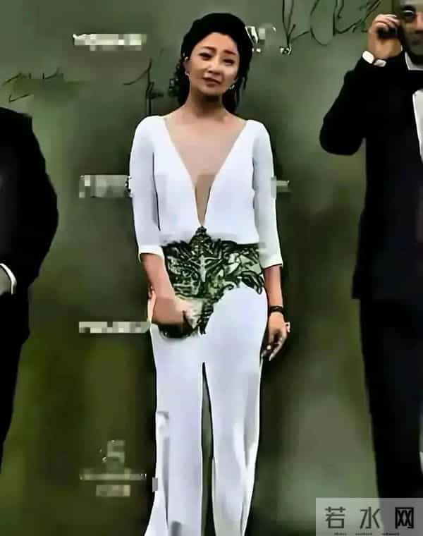 哇塞 殷桃彻底放开了 真空穿连体衣惊艳众人 身材凹凸有致 性感又迷人