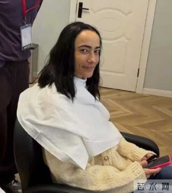 吴彦祖晒夫妻合照,47岁Lisa发际线后退,素颜老成“蒙娜丽莎”