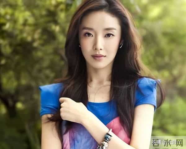 曾被张艺谋力捧，火后与富豪卷款61亿逃亡国外，现在的她过得如何