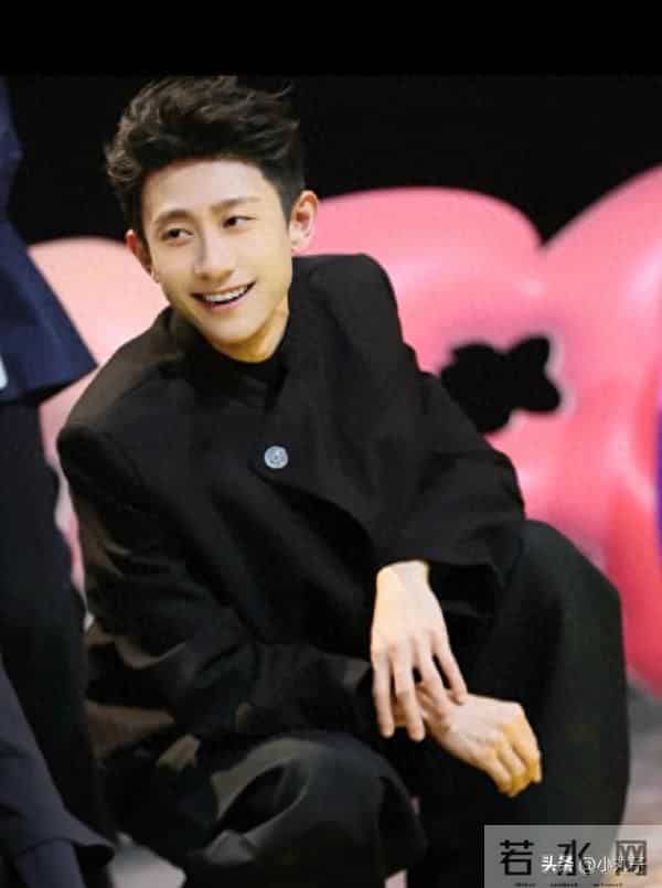 张一山竟然帅成这样了,真的好像京圈太子爷啊,一脸正气的帅!