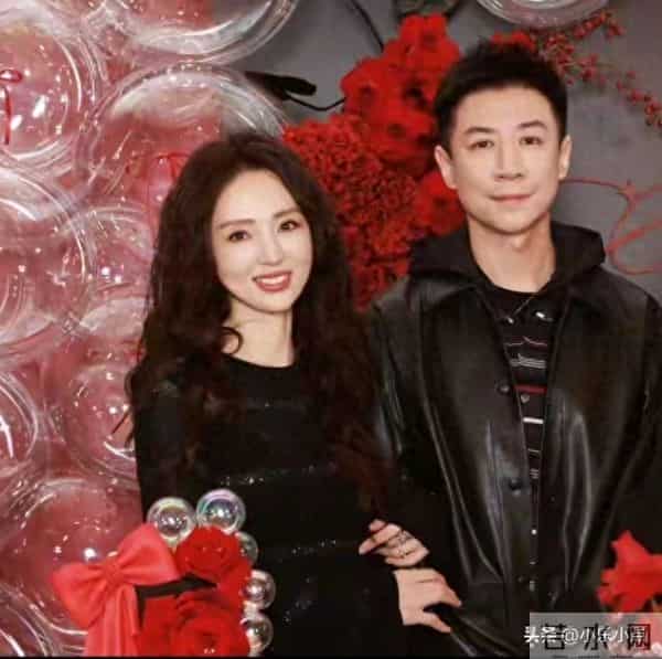 董璇46岁生日晒照,手捧蛋糕看着孕味初显肚子像四个月 满脸幸福感