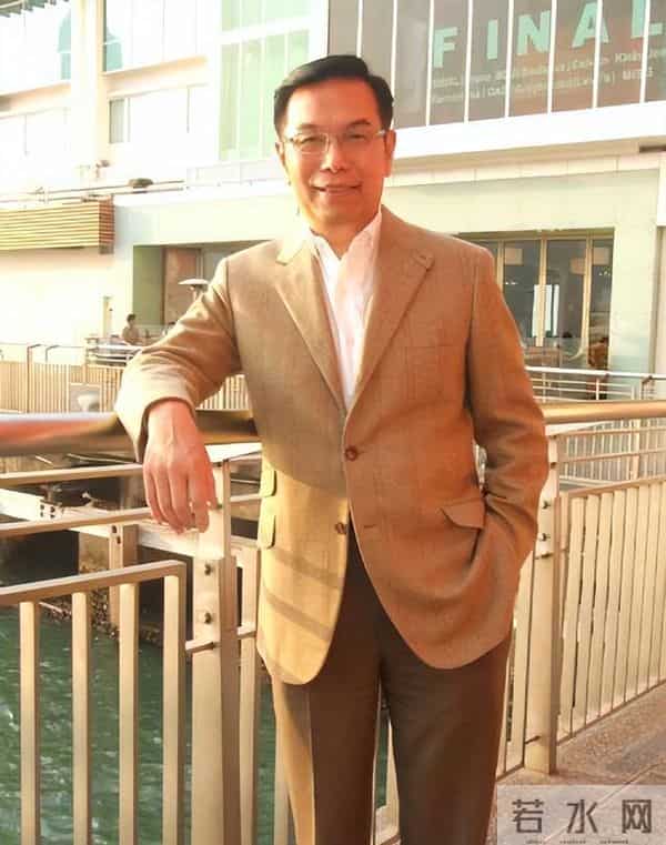 香港著名男星再婚娶小19岁妻子，猝死在拍戏现场，曾被绑架勒索