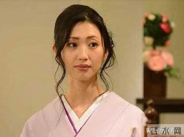 日本性感女王坛蜜:身材火辣拍全裸写真,用大尺度私照为自己拉票