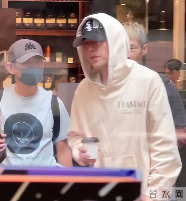 周杰伦带老婆在墨尔本,没胡子满脸褶,眼袋硕大跟半月前判若两人