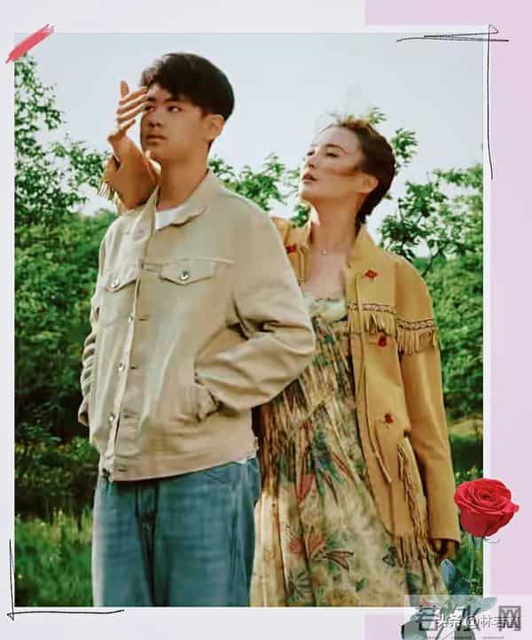 50岁蒋勤勤现身成都机场吃面,素颜皮肤白皙,打扮时髦 少女感十足