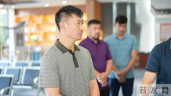 他靠《亮剑》火遍全国,如今55岁白发丛生,一身肌肉太亮眼