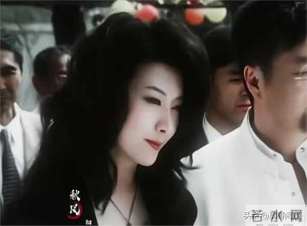 王静真是高大丰满的霸气御姐，独有的气质，丰韵犹存又明艳大气