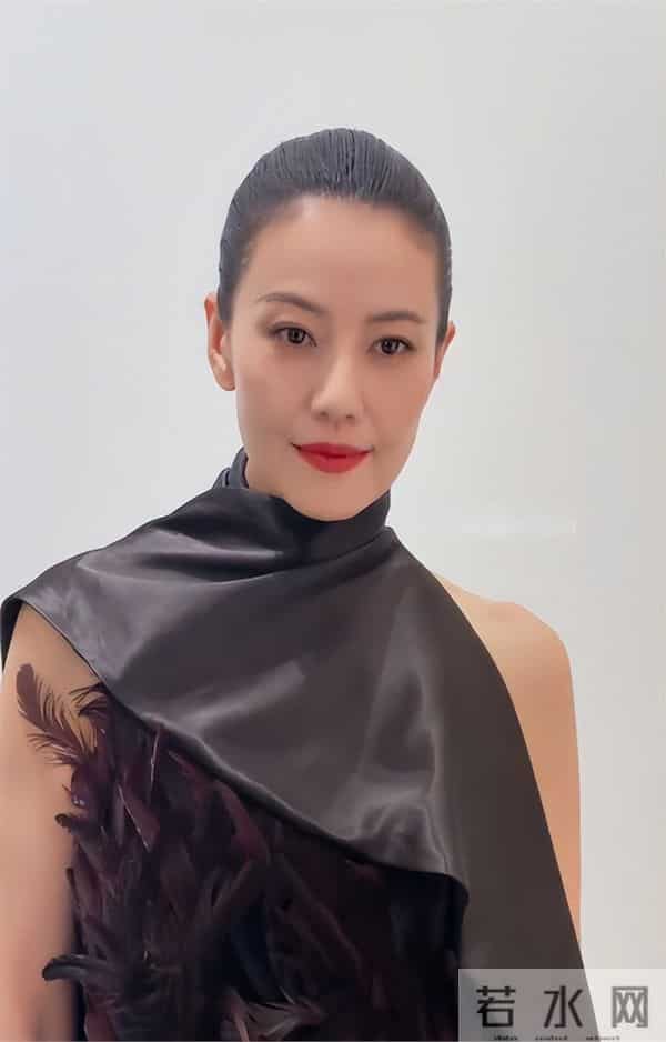 46岁高圆圆活动生图:脸上褶子多含胸驼背,她身边整容脸网红惊艳