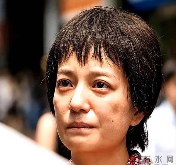 封杀四年,49岁赵薇近况再曝,参加好友婚礼,脸垮皮衰无星气