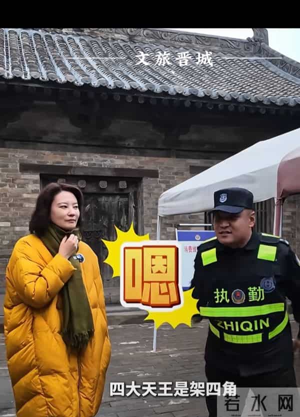 刘芳菲探访铁佛寺,姜黄羽绒服搭墨绿围巾,知性优雅尽显文旅风采