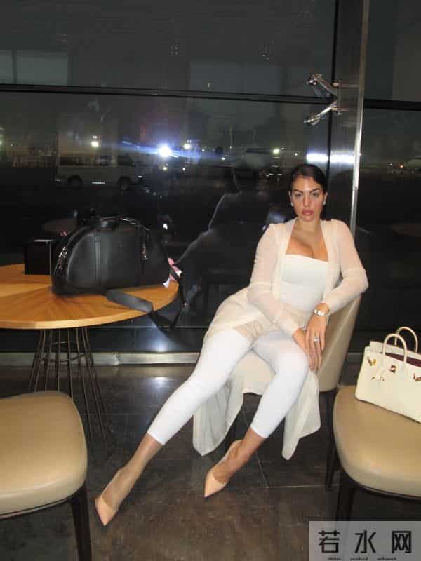 横看成岭侧成峰,乔治娜晒出差照秀出傲人身材