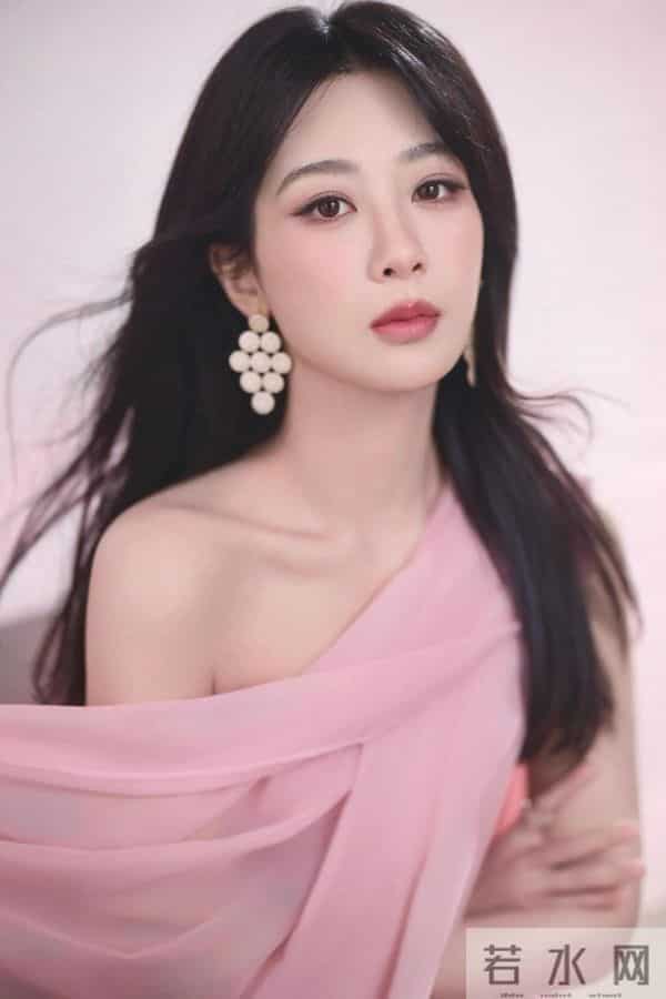杨紫绝美写真,一袭粉色抹胸裙,甜美性感!!