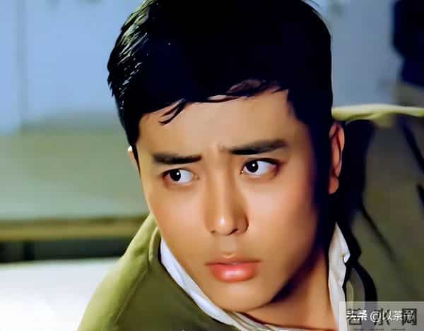 他曾是北影厂第一美男，退居幕后20年担任制片人，如今老的不敢认