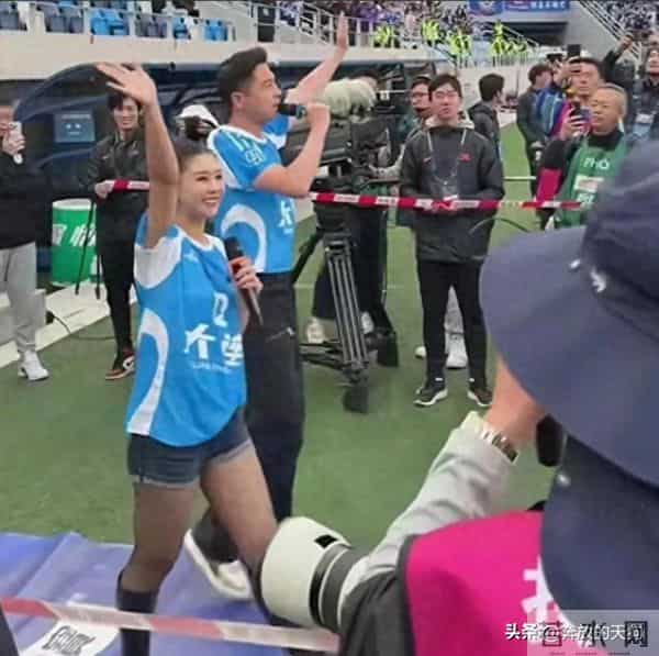 演员李小萌的身材实在是好!大腿太粗胜过男人,还穿超短裤