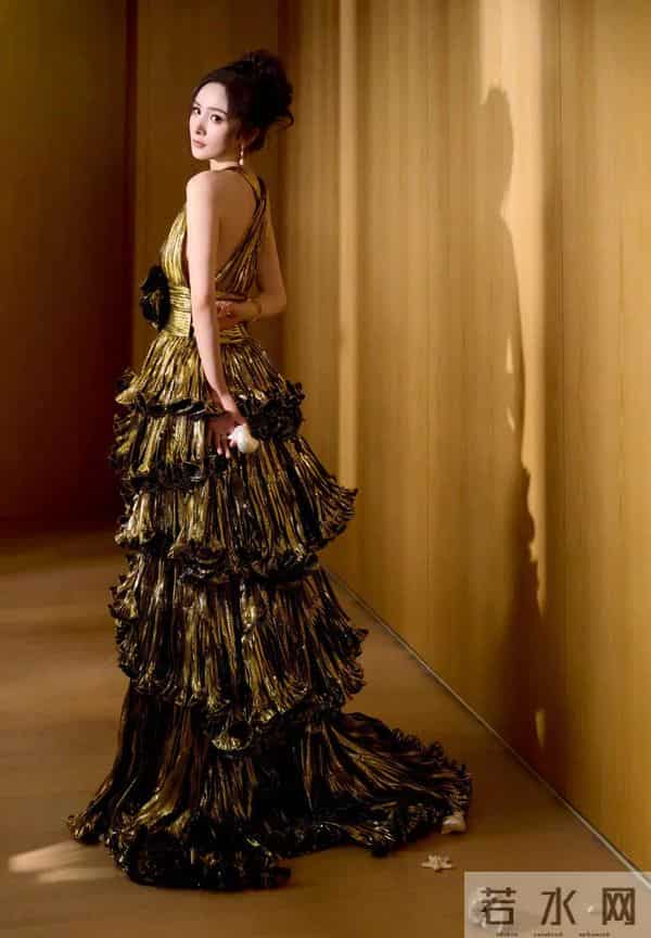 笑不活了！杨幂三亚活动被嘲讽“蚌精出街”，满身珍珠加暴露设计