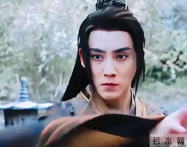 《暗河传》她俩相差1岁，却要演母女，男友也参演看起来老多了