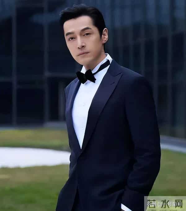 王家卫"录音门事件"才过几天，胡歌官宣喜讯，原来他们不是一路人