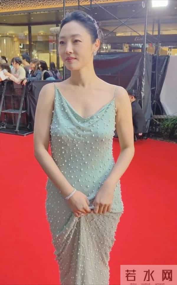 41岁白百何现身东京,她的下跨变得好大啊,脸也胖了,变化真大