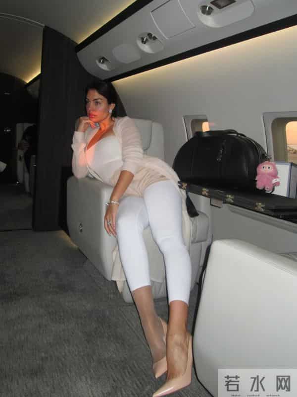 横看成岭侧成峰,乔治娜晒出差照秀出傲人身材