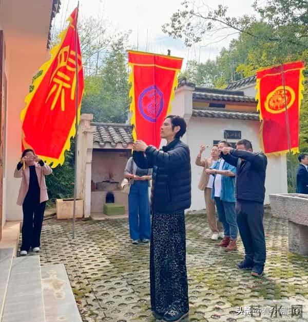 向佐和朋友现身湖北旅游，他的打扮好朴素，整个人气质土土。