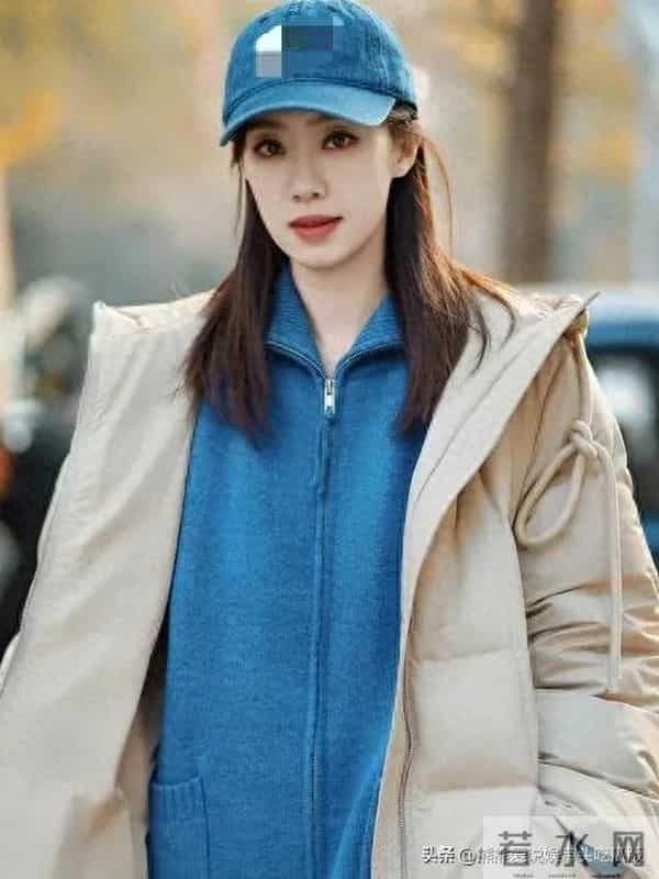 张小斐真是穿搭高手!羽绒服+针织衫+休闲裤,时髦减龄又高级!