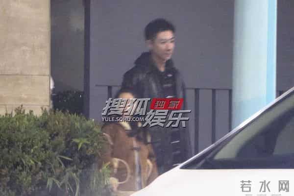 独家:董璇生日聚会张维伊照顾小酒窝 散场后夫妻牵手好甜蜜