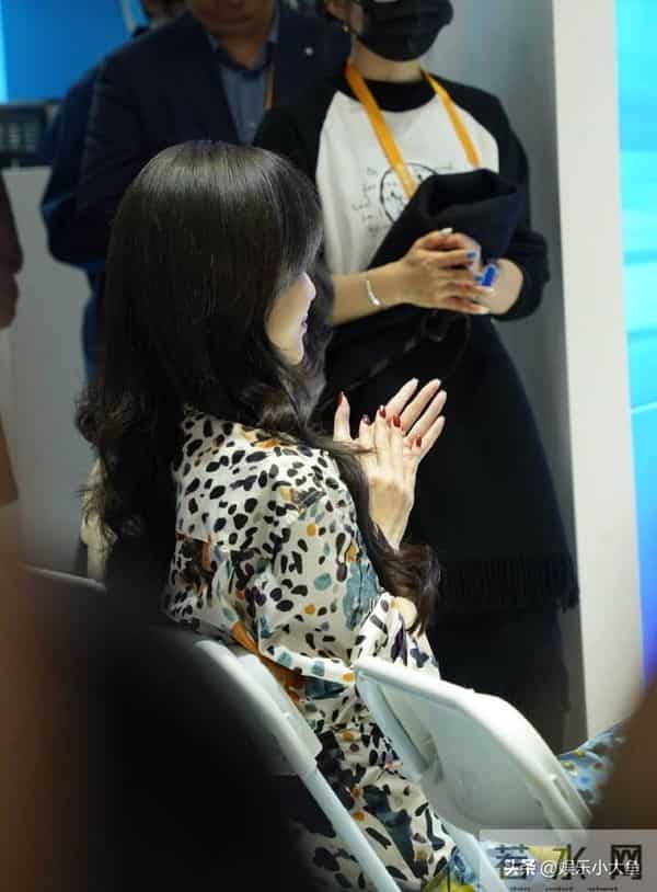 唐嫣今日上海进博会出席活动,穿浅蓝色印花桑蚕丝连衣裙好漂亮