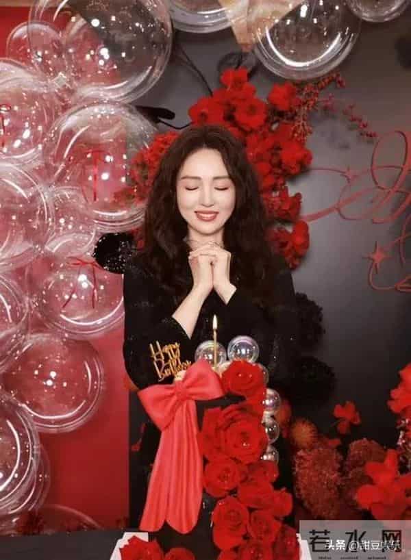 46岁董璇生日照孕味浓!捧蛋糕肚子鼓似四月,是有喜了?