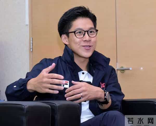 霍启刚也没想到，他79岁的父亲霍震霆，如今还能再为霍家“争光”