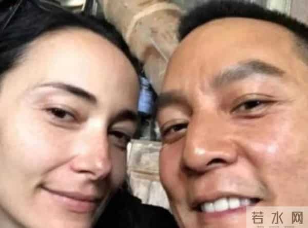 自曝近10年没夫妻生活，吴彦祖晒妻子素颜照片，真是“丑”的可怕